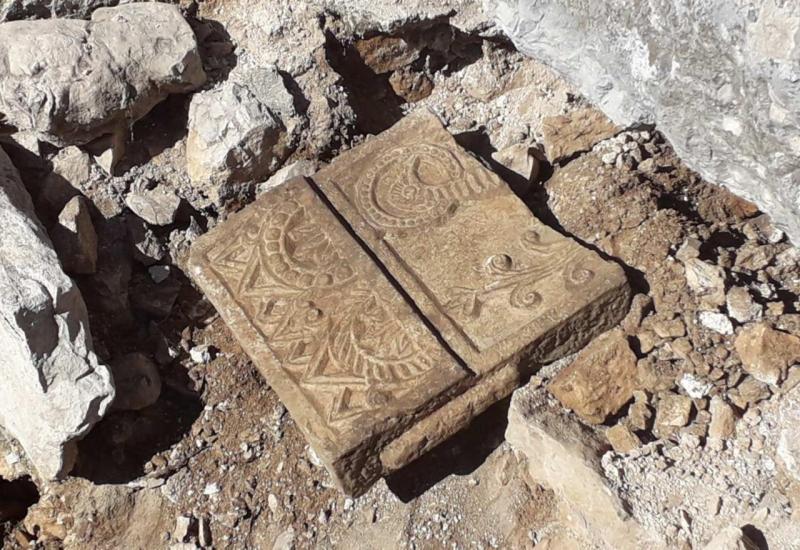 Otkriće kod Ravnog: Pronađena ploča oltarne pregrade iz 9. stoljeća - Otkriće kod Ravnog: Pronađena ploča oltarne pregrade iz 9. stoljeća